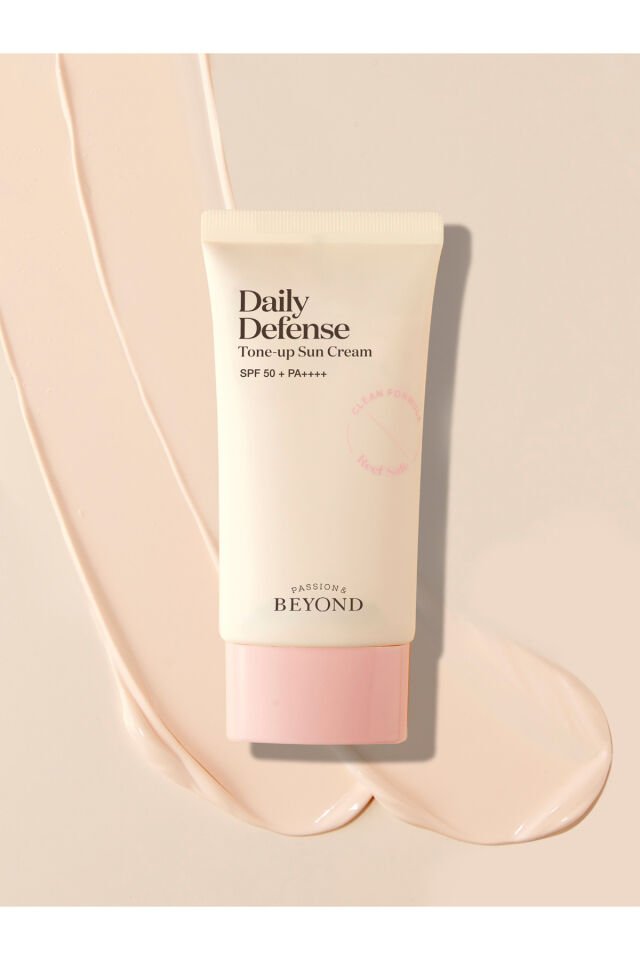 Daily Defense Tone-Up Sun Cream SPF50+ PA++++ Aydınlatıcı & Renk Eşitleyici Güneş Kremi 50 ml
