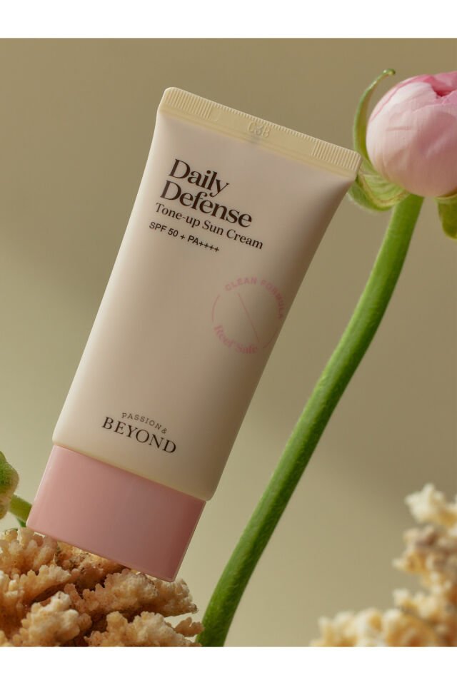 Daily Defense Tone-Up Sun Cream SPF50+ PA++++ Aydınlatıcı & Renk Eşitleyici Güneş Kremi 50 ml