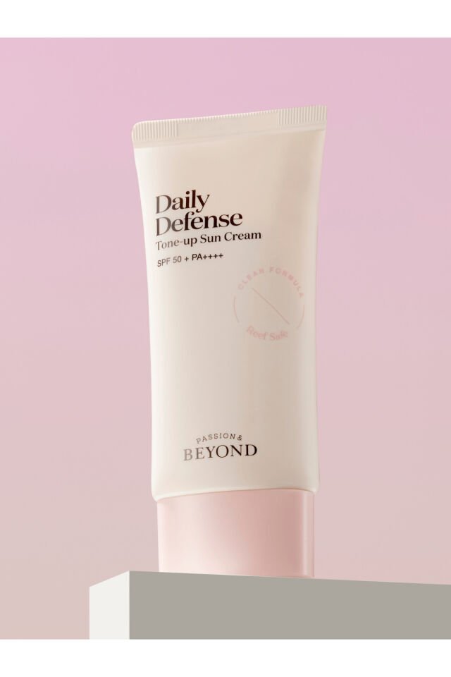 Daily Defense Tone-Up Sun Cream SPF50+ PA++++ Aydınlatıcı & Renk Eşitleyici Güneş Kremi 50 ml